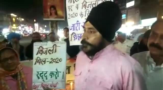 संयुक्त किसान मोर्चा के आह्वान पर शहीद किसानों को श्रद्धांजलि देने हेतु जबलपुर में आयोजित केंडल मार्च के दौरान Jai Kisan Andolan के मनजीत सिंह ठकराल मीडिया में अपनी बात रखते हुए।

#FarmLawsRepealed #JaiKisanAndolan