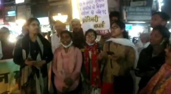 संयुक्त किसान मोर्चा जबलपुर के आह्वान पर शहीद किसानों को श्रद्धांजलि देने हेतु जबलपुर में आयोजित केंडल मार्च के दौरान युवा साथियों ने क्रांतिकारी गीत प्रस्तुत किया।

#FarmLawsRepealed #JaiKisanAndolan #KisanAndolan #किसानआंदोलन