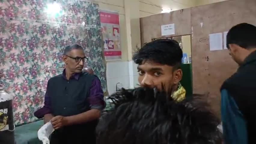 इकौना: भगवानपुर बनकट के पास बाइक सवार युवक सड़क हादसे में हुआ घायल #सड़क_हादसा