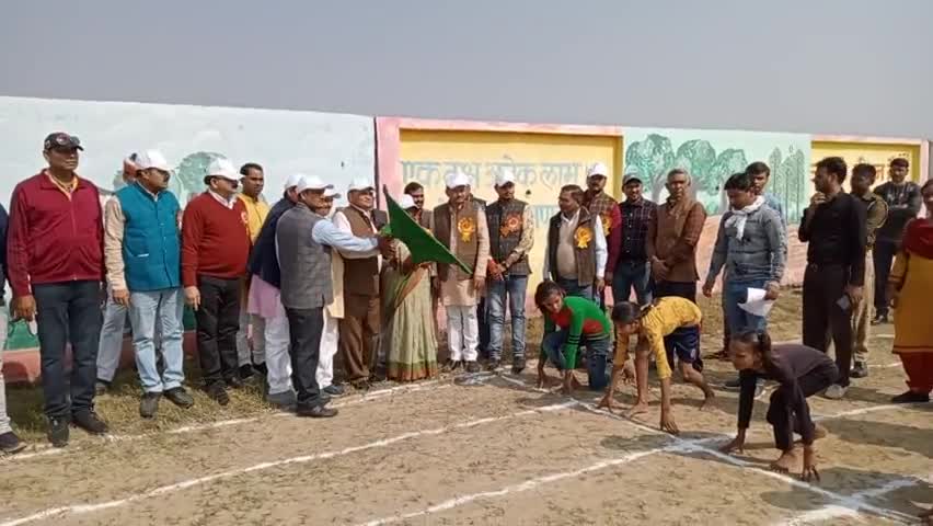 विधायक सावित्री कठेरिया ने तहसील भरथना में खेलों को बढ़ावा देने के उद्देश्य से #खेलो_इण्डिया के तहत #सांसद_खेल_स्पर्धा अन्तर्गत जन सहयोगी इंटर कॉलेज मोड़ी  में आयोजित दौड़ प्रतियोगिता को झंडी दिखाकर शुभारम्भ किया।