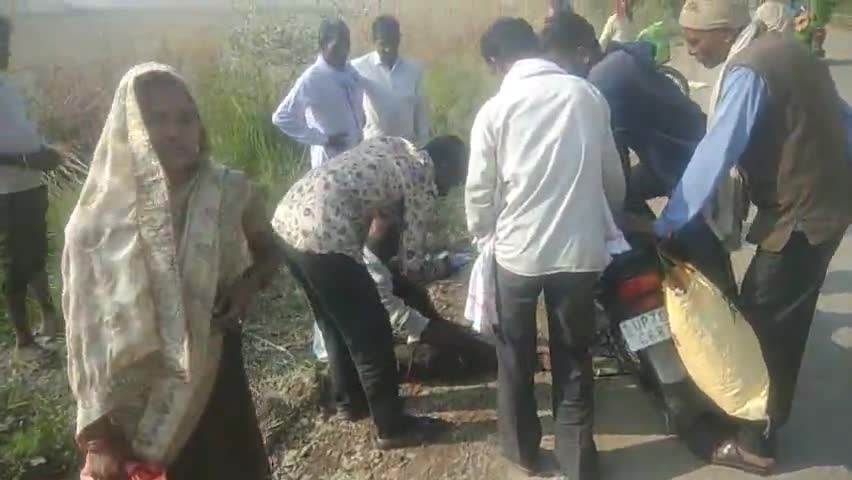 भदोही: दुर्गागंज मार्ग पर पेट्रोल पंप से 200 मीटर दूर एक अज्ञात वाहन से साइकिल सवार वृद्ध की हुई टक्कर#भदोही