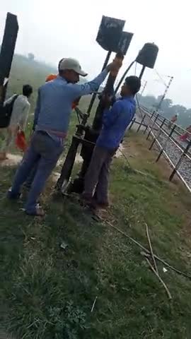 सहरसा मानसी रेलखंड धमारा घाट के समीप #धमारा घाट 09 नंबर केविन पर टेम्पु की ठोकर से केबिन टूट गया