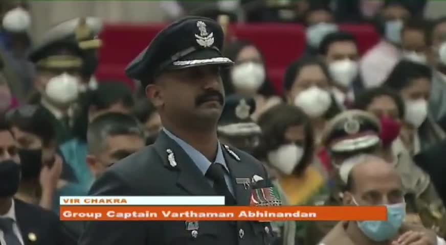 महामहिम राष्ट्रपती श्री.रामनाथ कोविंद जी ने सर्जिकल स्ट्राइक के नायक, भारतीय वायुसेना के ग्रुप कॅप्टन अभिनंदन वर्धमान जी को वीरचक्र से सम्मानित किया।

#abhinandan #VeerChakra