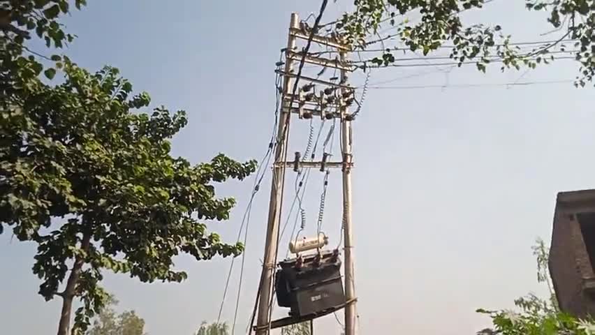 रोड के किनारे तारों से बना हुआ ट्रांसफार्मर दे रहा है मौत को दावत, बिजली घर के कर्मचारियों कर देते हैं अनदेखा
#amanpur
