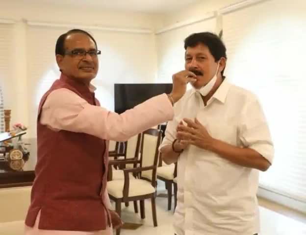#मुख्यमंत्री जी ने मुँह मीठा करते हुवे कहा #रमेश_जी आप जहाँ जाते हो #कमाल करते हो, #जोबट की #बधाई आपको ।