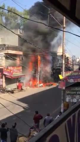 मवाना: मवाना मे सुभाष चौक के पास oil shop मे लगी भीषण आग #मवाना #मेरठ