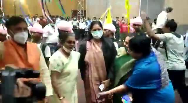 इंदौर: इंदौर देश में पाँचवी बार स्वच्छता में सिरमौर बना। आज इस ख़ुशी के रंग स्वक्छ्ताकर्मियों के सम्मान समारोह में #भगोरिया नृत