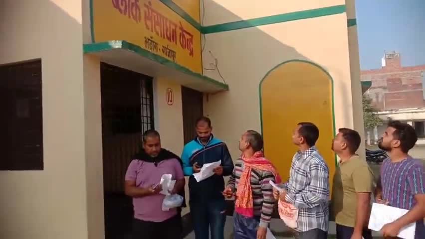 सेवराई: सेवराई मे धान विक्रय करने के लिए दस बजे खुलने वाले कार्यालय मे नम्बर लगाने के लिए 7 बजे से कतार बद्ध हुए किसान #परेशानी