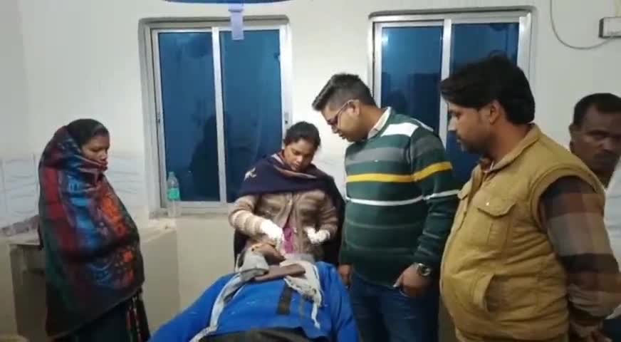 भवनाथपुर: पड़वाचट्टान के समीप अनियंत्रित होकर मोपेड के पलटने से चालक गंभीर रूप से हुआ घायल, भवनाथपुर सीएचसी में भर्ती #सड़क_हादसा