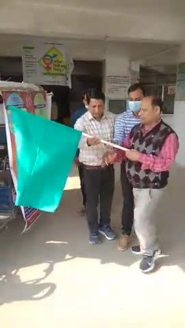 अस्पताल #सिमरी_बख्तियारपुर के अधिकारी द्रारा हरि झंडी दिखाकर #परिवार_नियोजन के जानकारी के लिए गारी को किया गया रवाना