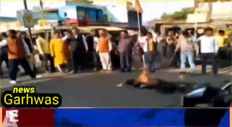 गढ़वा: #मेराल, मुख्यमंत्री हेमंत सोरेन का पुतला दहन कर विरोध प्रदर्शन। छात्र-छात्राओं द्वारा हेमंत सोरेन मुर्दाबाद का नारा।