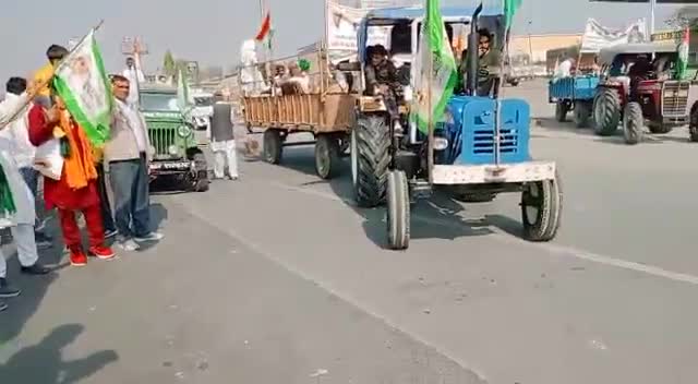भाकियू (टिकैत) हरियाणा प्रदेशाध्यक्ष चौधरी रतन मान की अध्यक्षता में हरियाणा से हजारों किसानों का काफिला पहुंचा दिल्ली बॉर्डर पर
किसान मजदूर एकता जिंदाबाद
#farmersprotests