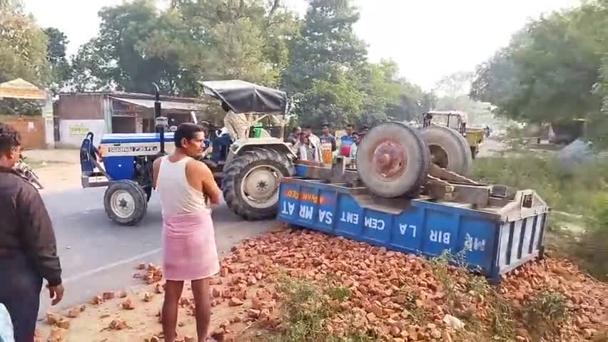 बिधूना: #सहार-दिबियापुर मार्ग पर चौथा मील बहलोलपुर मोड़ के समीप ईटों से भरी ट्राली #अनियंत्रित होकर पलटी# #बडा़ हादसा टला#@