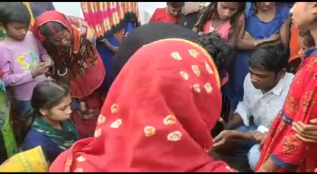 #मुज़फ़्फ़रपुर  :-सड़क दुर्घटना में युवती की घटनास्थल पर ही मौत।  
 
मौके पर स्थानीय पुलिस एवं वैशाली सांसद #वीणा देवी भी