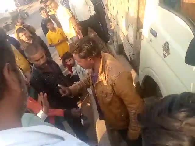 पिछोर: शिवपुरी #लोडिंग वाहन ने बाइक सवार को मारी टक्कर बाइक सवार घायल
