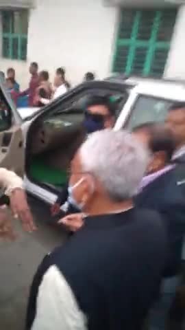 बख्तियारपुर: बिहार के मुख्यमंत्री श्री नीतीश कुमार अपने पुराने साथी से बातचीत करते हुए#बख्तियारपुर