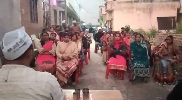 #उत्तराखंड,#ऋषिकेश- हरिपुरकला में #aap नेता #vijay_singh_panwar ने स्थानीय जनता के साथ किया जनसंवाद।