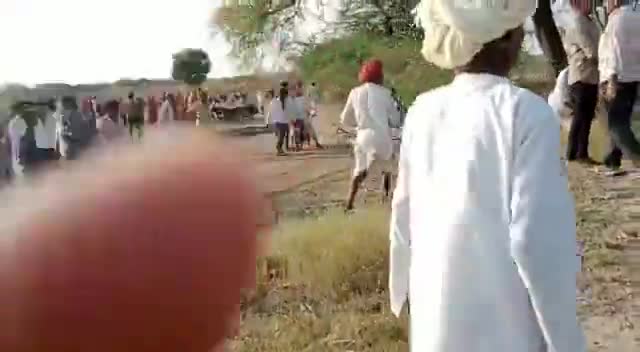 #नसीराबाद 
ट्रेक्टर सहित भाई बहिन गिरे कुएं में  
बहन को निकाला ,भाई और ट्रेक्टर 70 फूट पानी में 2 घंटे से डूबे