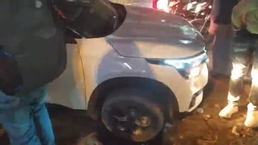 खलीलाबाद: #खलीलाबाद #वीमार्ट के सामने बंजरिया रोड पर बने #नाले पर स्लैब ना होने के कारण आए दिन गाड़ियां गड्ढे में फस जाती है