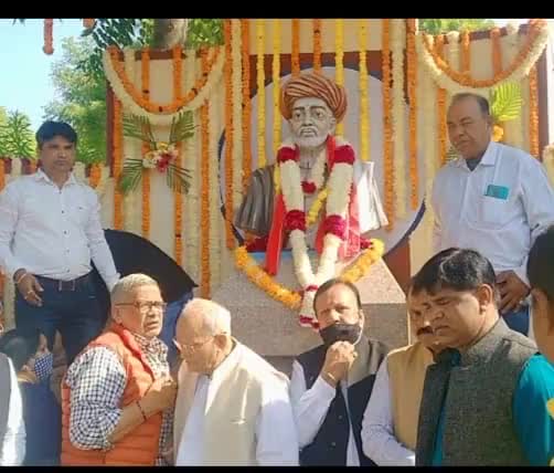 अजमेर क्लब चौराहे पर महान समाज सुधारक, देश में सामाजिक बदलाव के महान प्रणेता #महात्मा_ज्योतिबा_फुले जी की पुण्यतिथि पर भावपूर्ण नमन।