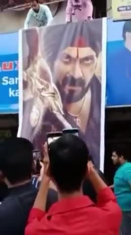 #सलमानखान नई फिल्म #अंतिम के पोस्टर पर दूध से करवाया स्नान फ़ैंस मे काफी उत्साह लॉकडाउन के बाद लगी बड़ी फिल्म #newsipl