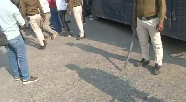 #ChouhanShivraj की पुलिस ने ओबीसी की जिस तरह हड्डियाँ चटकाई हैं, उसके बाद मध्य प्रदेश के 51% ओबीसी को समझ आ गया  कि शिवराज किनके लिए राज कर रहे हैं। लेकिन ओबीसी को 27% तो देना पड़ेगा। अब समय का पहिया पीछे नहीं जा सकता। #शर्म_करो_शिवर