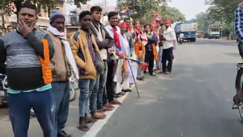 कलेर: औरंगाबाद से पटना #जाते समय कलेर बजार मे# विभिन्न स्थानो से #मुकेश साहनी को स्वागत किया गया