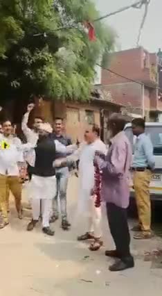 कोई नोटों के, कोई बोतलों के सहारे बैठा है

#कोई विकास के झूठे खोखलों के सहारे बैठा है

$कोई जाकर कह दो उनसे चुनाव वही जी