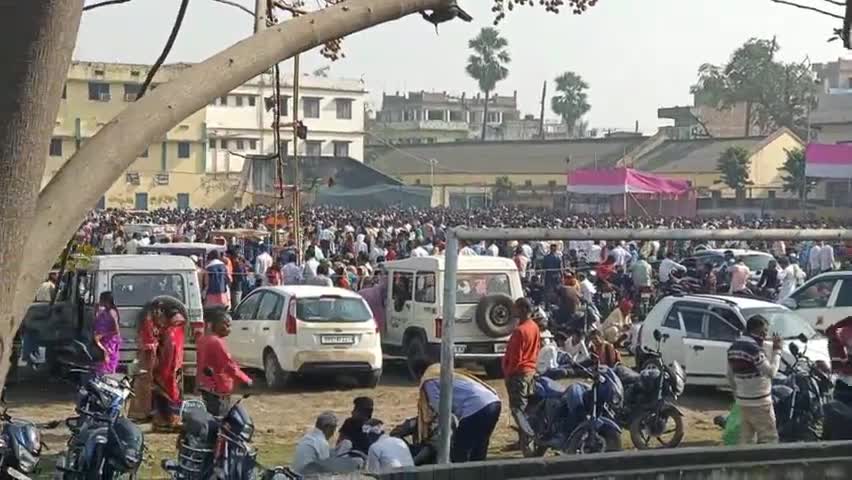 बाढ़: मतगणना केंद्र पर भारी भीड़: एन एच 31 पर जाम की स्थिति
#चुनाव #NH जाम