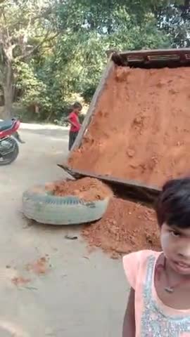 गिरिडीह: #Pachamba parsatand me trukter ka chakka tula @
