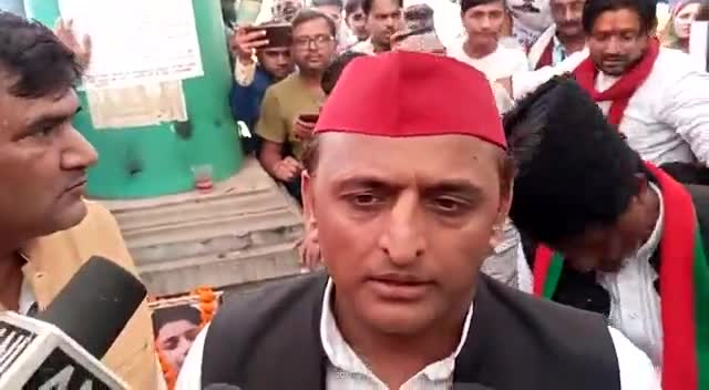 #बाँदा - अमन त्रिपाठी के परिवार से मिले सपा सुप्रीमो अखिलेश यादव