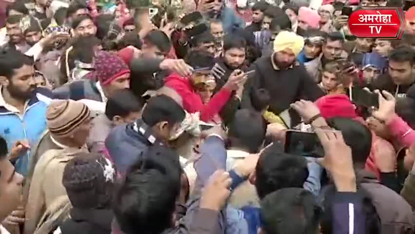 #Amroha:गजरौला पहुंचा शहीद तेजपाल सिंह का पार्थिव शरीर, अंतिम यात्रा में उमड़ी भीड़ 
.
.
.
#amrohatv #gajraula #shaheedtejpalsingh