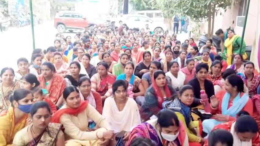 खलीलाबाद: NHM के संविदा कर्मचारियों की खलीलाबाद में सीएमओ कार्यालय पर 7 सूत्री मांगों को लेकर तीसरे दिन भी जारी रही हड़ताल #हड़ताल