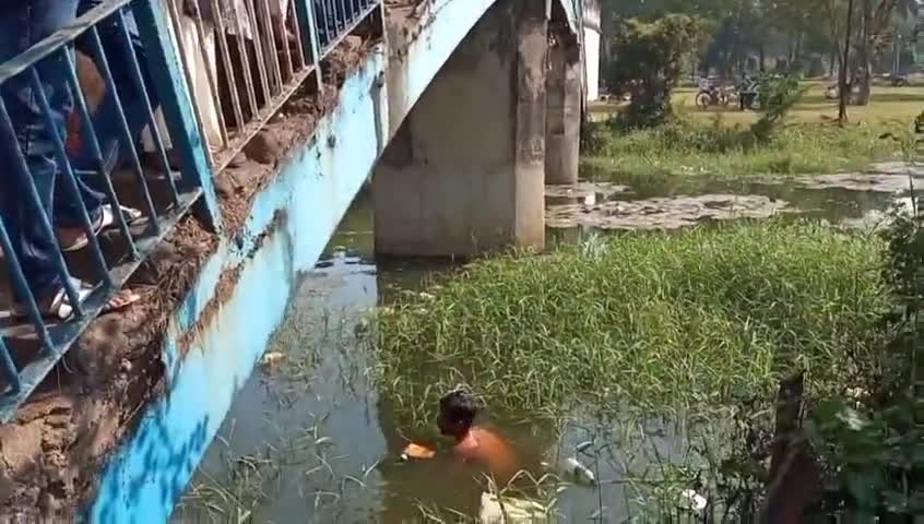 चास: #सेल्फी लेना पड़ा मंहगा मोबाइल गिरा गहरे तालाब में!