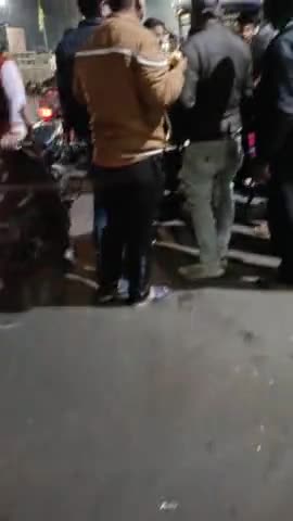 #naka road pr hua hadsha Baal Baal bachi choti bachi bike se giri lekin sabhi log thek mauke pr thek hai .