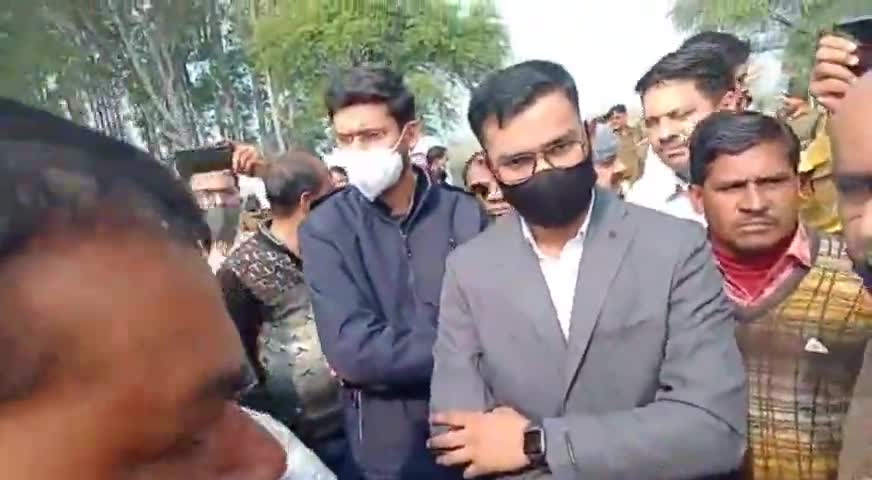 नटेरन: एसडीएम विजय राय के आश्वासन के बाद लोगों द्वारा खोला गया मियाखेड़ी चौराहे पर लगा चक्का जाम