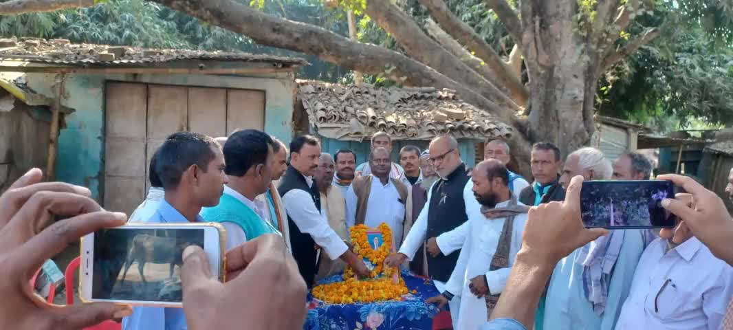 # मोतीहारी# तेतरिया
          दलितों, शोषितों एवं वंचितों को हक-हकूक दिलवाने वाले भारतीय संविधान विधिवेत्ता "भारत रत्न" #बाबासाहेब डॉ. #भीमराव_अम्बेडकर जी के परिनिर्वाण दिवस पर उन्हें कोटिशः नमन