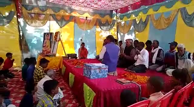 #बाबासाहेब जी के महापरिनिर्वाण दिवस ग्राम नगवा नन्दौरी(बौद्धविहार) मे त्रिशरणपंचशील का पाठ करते उपासक व उपासिका