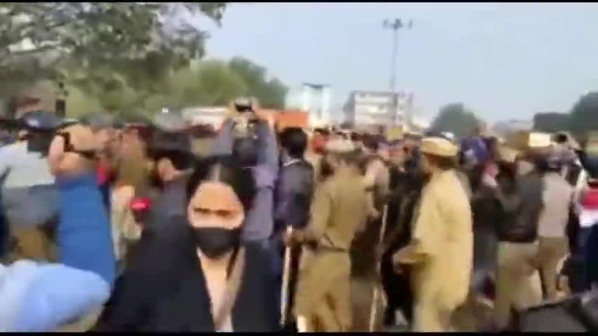 इस इमाम ओर इन मुसलमानो के जज़्बे को सलाम एसी नमाज़ का विरोध करने पर पुलिस ने हिंदुओं को  #GurugramNews #NamazOnRoad #