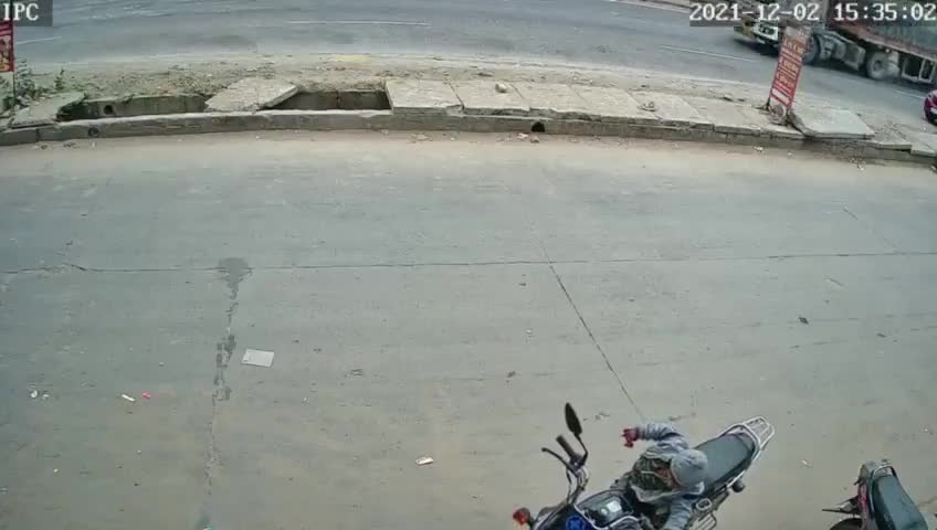 दिल दहला देने वाली #video सामने आया है कृपया सचेत रहें स्वस्थ रहे #accident #viralvideo #rodeसावधान #indianews