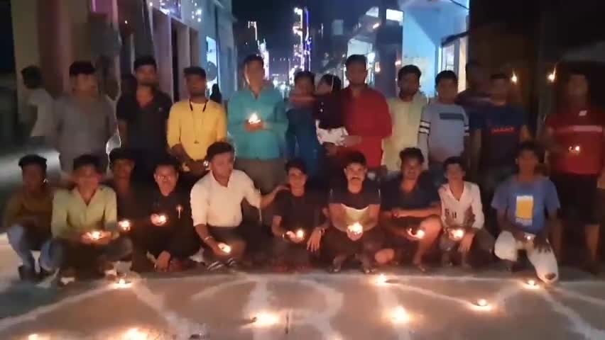 सेवराई: सेवराई मे सेना भर्ती की तैयारी कर रहे युवाओ ने चेन्नई मे हुए क्रैश मे शहीद सैनिको को कैंडल जलाकर श्रद्धांजलि दी #शोक