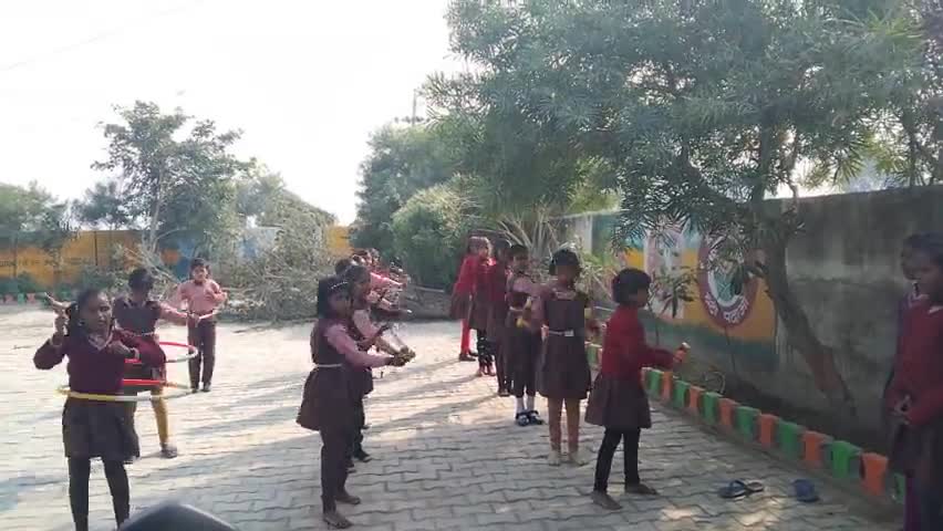 मैनपुरी: #basiceducation #primaryschool 
#weshallovervome #dumble 
प्राथमिक विद्यालय महुअन के छात्रा गतिविधि करते हुए
