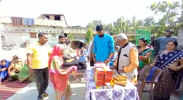 सिरदला प्रखण्ड के कारीगिधी मे समाजसेवी गजाधर प्रसाद ने गरीबों के बीच किया कम्बल का वितरण। #ठंडा#सहयोग#मदद#गरीब#