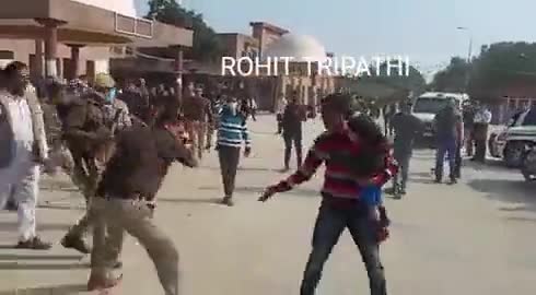 कारण क्या है यह तो पता नहीं लेकिन #Uppolice का जवान #मानव को नहीं #मानवता को पीट रहा #कानपुर के अकबरपुर का है #CMYogi