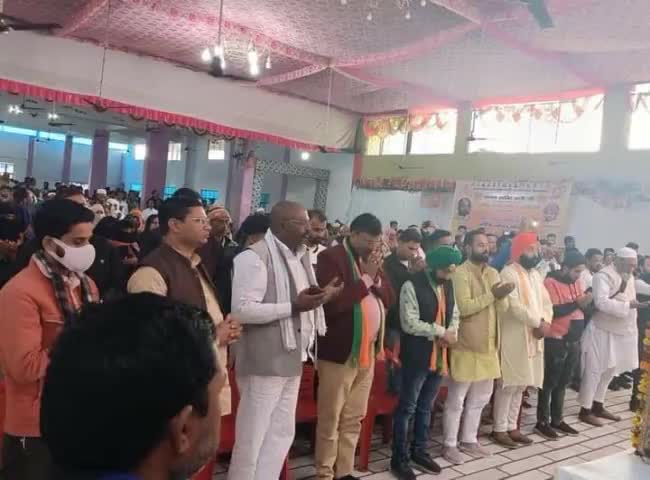 आज #देवबंद में भारतीय जनता पार्टी अल्पसंख्यक मोर्चा द्वारा आयोजित प्रोग्राम में हमारे देश के शहीद #CDSBipinRawat जी, उनकी पत्नी और उनके साथ शहीद हुए सैनिकों को याद करते हुए #श्रद्धांजलि दी गई। सभी मौजूद हजारों मौलानाओं सभी समुदाय के लोगों न