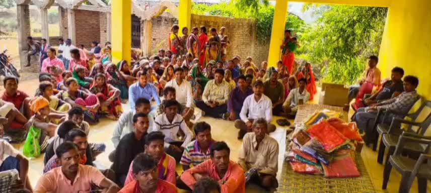 विधानसभा लोरमी के अंतिम छोर में स्थित वनग्राम झिरिया सरगडी के बीहड़ जंगलों पर निवासरत वनवासी परिवार को #कपड़े #साड़ी बच्चों के लिए #स्वेटर माताओं बहनों के लिए #कंबल एवं अन्य 500 गर्म कपड़ों का वितरण किया गया !