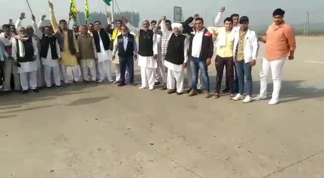 राई: बहालगढ़ के पास एकत्रित होकर राई हलके के जजपा कार्यकर्ता ओमप्रकाश रसोई के नेतृत्व में झज्जर के लिए हुए रवाना #जजपा