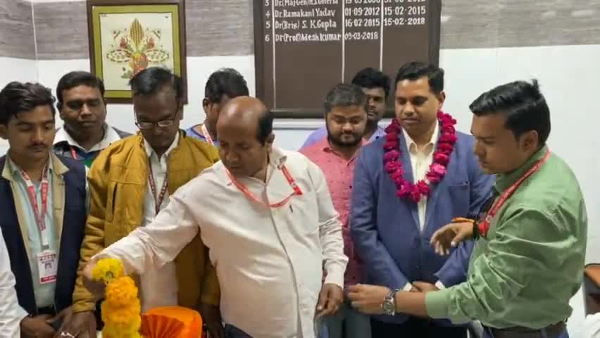 सैफई: #सैफई मेडिकल यूनिवर्सिटी के चिकित्सा #अधीक्षक डॉ प्रोफेसर आदेश कुमार जी का किया गया सम्मान