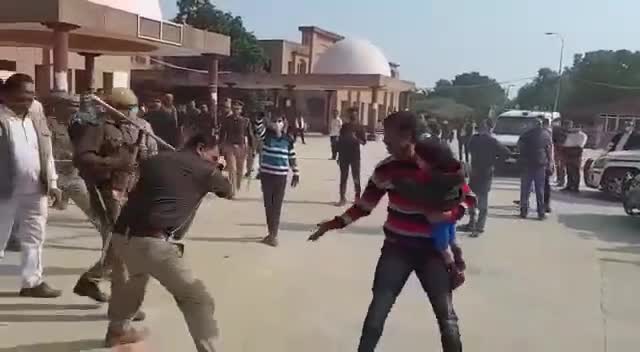 #upppolice पुलिस की वर्दी में भेड़िया ने गरीब को लाठी से पीटा
पिता की गोद में रोती - बिखलती बच्ची पर भी नही आया तरस