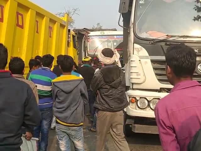 देवसर: बरगवां बैढ़न  मार्ग में हुआ एक्सीडेंट इन तीनों के बीच में लगा भारी जाम #waidhan